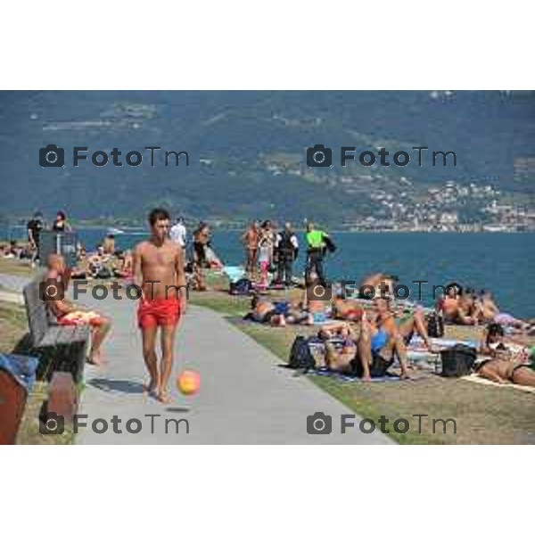 bagnanti spiaggi Castro spiaggia tintarella sole lago Tiziano Manzoni