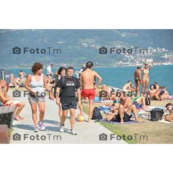 bagnanti spiaggi Castro spiaggia tintarella sole lago Tiziano Manzoni