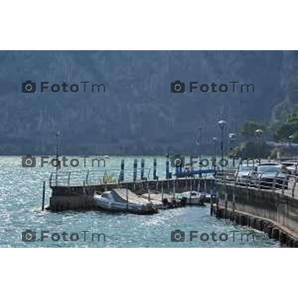 bagnanti spiaggi Castro spiaggia tintarella sole lago Tiziano Manzoni