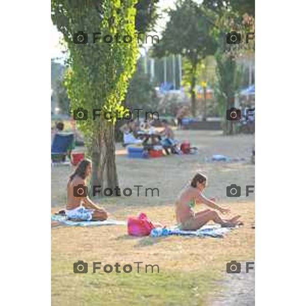 Lido di Sarnico spiaggia libera bagnanti lago sarnico beach Tiziano Manzoni