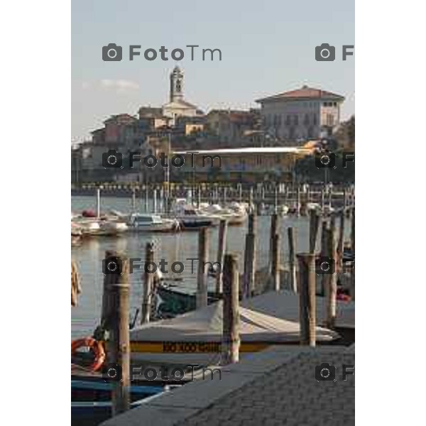 Lago Iseo ( sebino ) BG imbarcazioni a motore e a vela sul lago d\'iseo e ormeggiate ai vari porti foto Tiziano Manzoni-fotogramma Bergamo