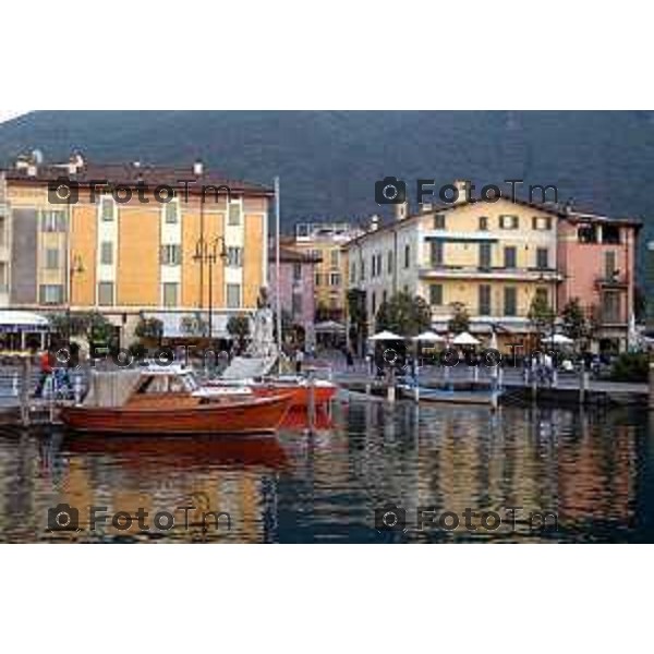 Lago Iseo ( sebino ) BG imbarcazioni a motore e a vela sul lago d\'iseo e ormeggiate ai vari porti foto Tiziano Manzoni-fotogramma Bergamo