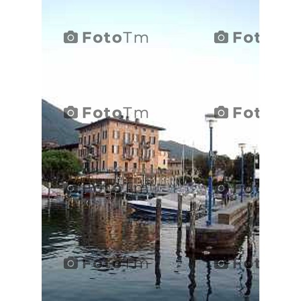 Lago Iseo ( sebino ) BG imbarcazioni a motore e a vela sul lago d\'iseo e ormeggiate ai vari porti foto Tiziano Manzoni-fotogramma Bergamo