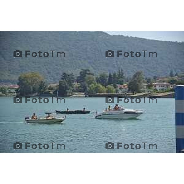 Lago Iseo ( sebino ) BG imbarcazioni a motore e a vela sul lago d\'iseo e ormeggiate ai vari porti foto Tiziano Manzoni-fotogramma Bergamo