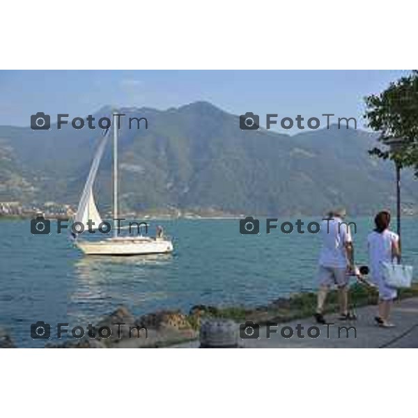 Lago Iseo ( sebino ) BG imbarcazioni a motore e a vela sul lago d\'iseo e ormeggiate ai vari porti foto Tiziano Manzoni-fotogramma Bergamo