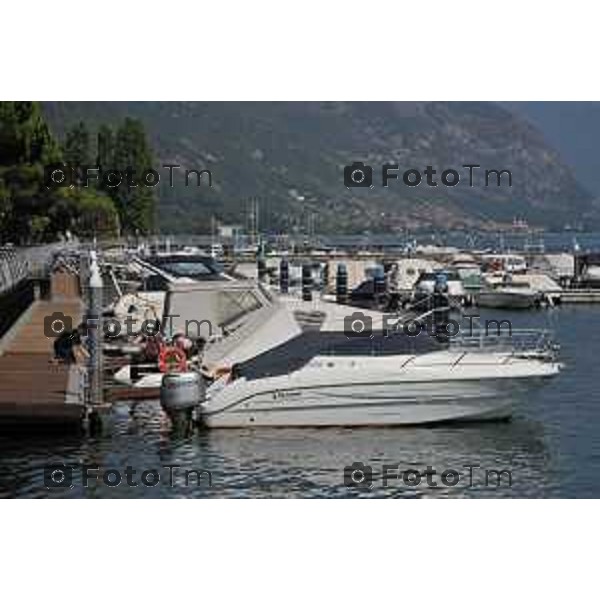 Lago Iseo ( sebino ) BG imbarcazioni a motore e a vela sul lago d\'iseo e ormeggiate ai vari porti foto Tiziano Manzoni-fotogramma Bergamo