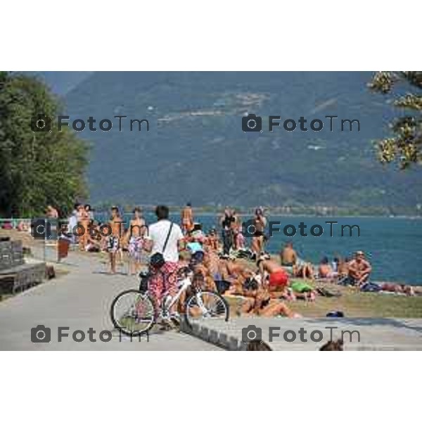 bagnanti spiaggi Castro spiaggia tintarella sole lago Tiziano Manzoni