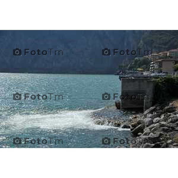 bagnanti spiaggi Castro spiaggia tintarella sole lago Tiziano Manzoni