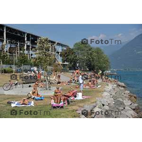 bagnanti spiaggi Castro spiaggia tintarella sole lago Tiziano Manzoni