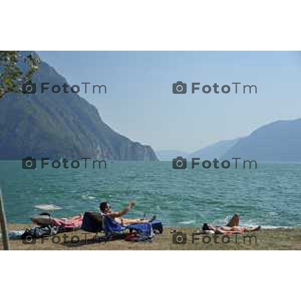 bagnanti spiaggi Castro spiaggia tintarella sole lago Tiziano Manzoni