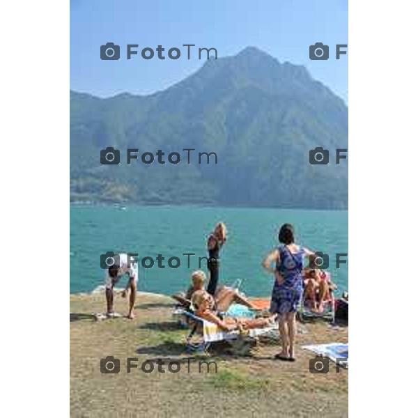 bagnanti spiaggi Castro spiaggia tintarella sole lago Tiziano Manzoni