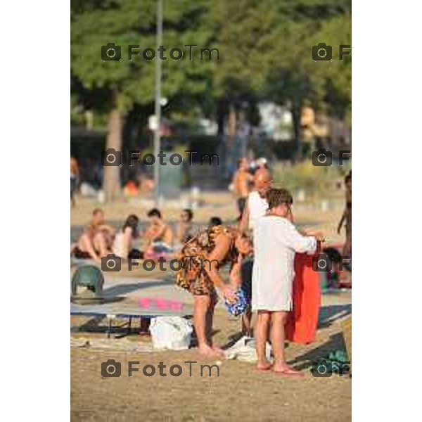 Lido di Sarnico spiaggia libera bagnanti lago sarnico beach Tiziano Manzoni