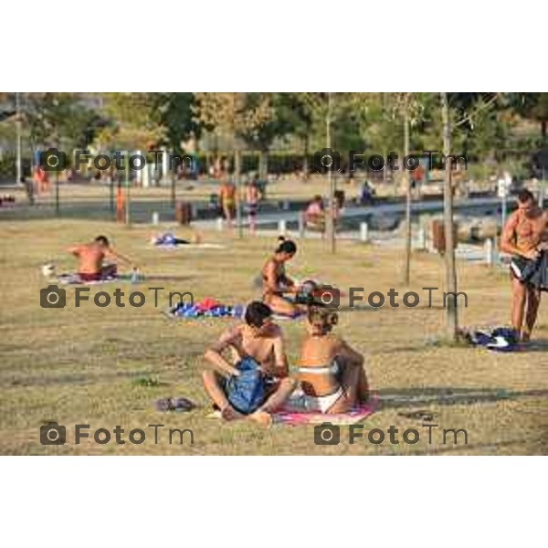 Lido di Sarnico spiaggia libera bagnanti lago sarnico beach Tiziano Manzoni