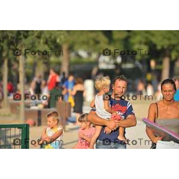 Lido di Sarnico spiaggia libera bagnanti lago sarnico beach Tiziano Manzoni