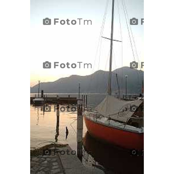 Lago Iseo ( sebino ) BG imbarcazioni a motore e a vela sul lago d\'iseo e ormeggiate ai vari porti foto Tiziano Manzoni-fotogramma Bergamo