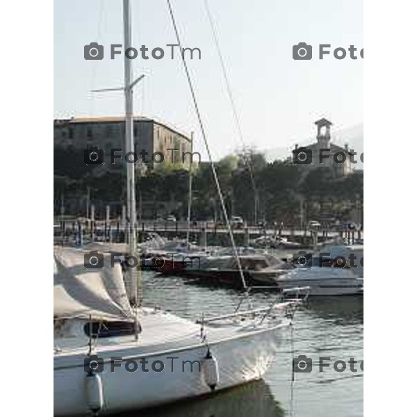 Lago Iseo ( sebino ) BG imbarcazioni a motore e a vela sul lago d\'iseo e ormeggiate ai vari porti foto Tiziano Manzoni-fotogramma Bergamo