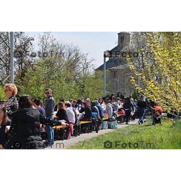 Tiziano Manzoni - LaPresse, Cronaca Italia 10-04-2023 Chiesa di San Tomè - Almenno San Bartolomeo (bg) ritrovo per pic nic di pasquetta gita fuori porta