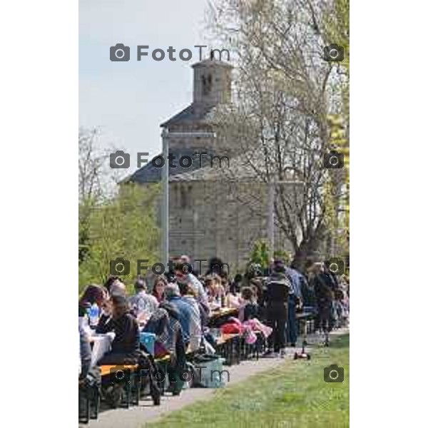 Tiziano Manzoni - LaPresse, Cronaca Italia 10-04-2023 Chiesa di San Tomè - Almenno San Bartolomeo (bg) ritrovo per pic nic di pasquetta gita fuori porta