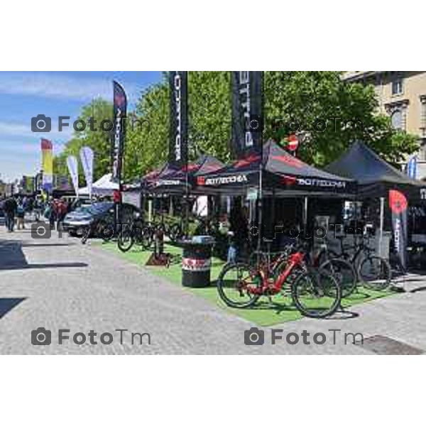 Foto Manzoni Tiziano/LaPresse 14-04-2023Bergamo Italia - Cronaca - Bergamo apertura della tre giorni dedicata all’e-bike al cicloturismo e alla mobilità elettrica guide di Archeologistics, i BikeUP 2023