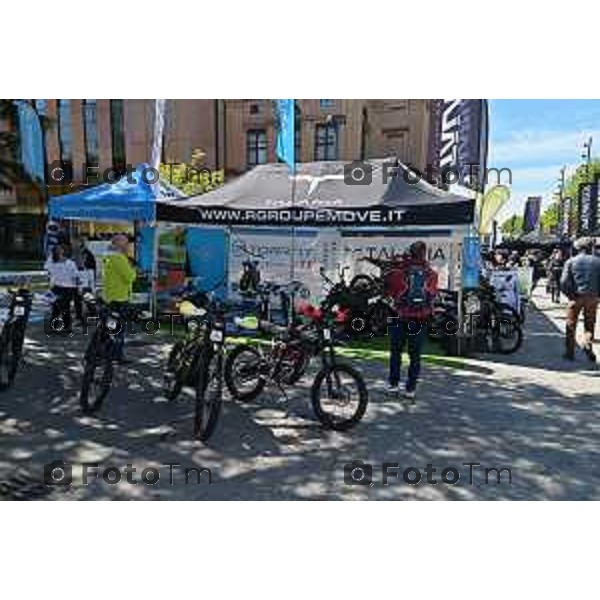 Foto Manzoni Tiziano/LaPresse 14-04-2023Bergamo Italia - Cronaca - Bergamo apertura della tre giorni dedicata all’e-bike al cicloturismo e alla mobilità elettrica guide di Archeologistics, i BikeUP 2023