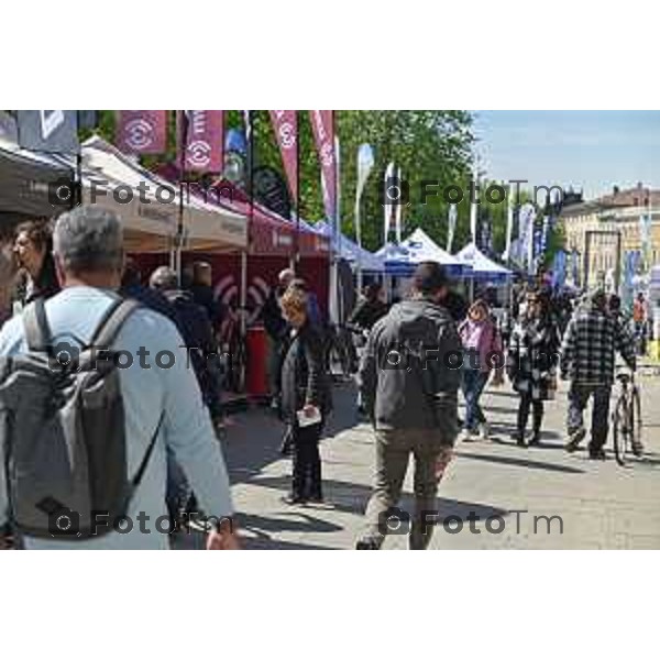 Foto Manzoni Tiziano/LaPresse 14-04-2023Bergamo Italia - Cronaca - Bergamo apertura della tre giorni dedicata all’e-bike al cicloturismo e alla mobilità elettrica guide di Archeologistics, i BikeUP 2023