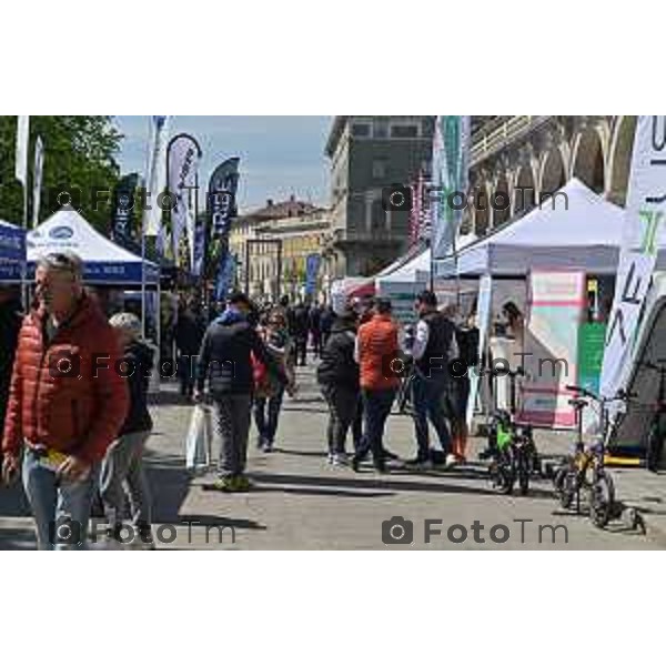 Foto Manzoni Tiziano/LaPresse 14-04-2023Bergamo Italia - Cronaca - Bergamo apertura della tre giorni dedicata all’e-bike al cicloturismo e alla mobilità elettrica guide di Archeologistics, i BikeUP 2023