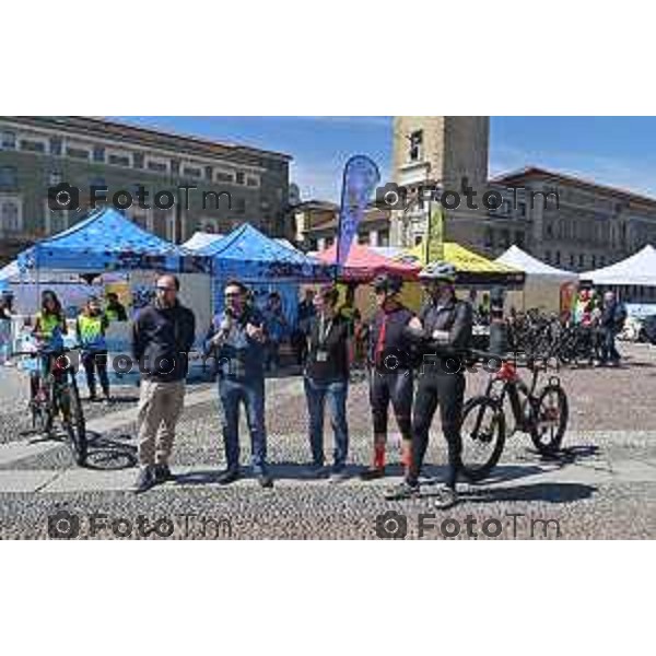 Foto Manzoni Tiziano/LaPresse 14-04-2023Bergamo Italia - Cronaca - Bergamo apertura della tre giorni dedicata all’e-bike al cicloturismo e alla mobilità elettrica guide di Archeologistics, i BikeUP 2023 da sx l\'assessore <Zenoni con il responsabile e le guide