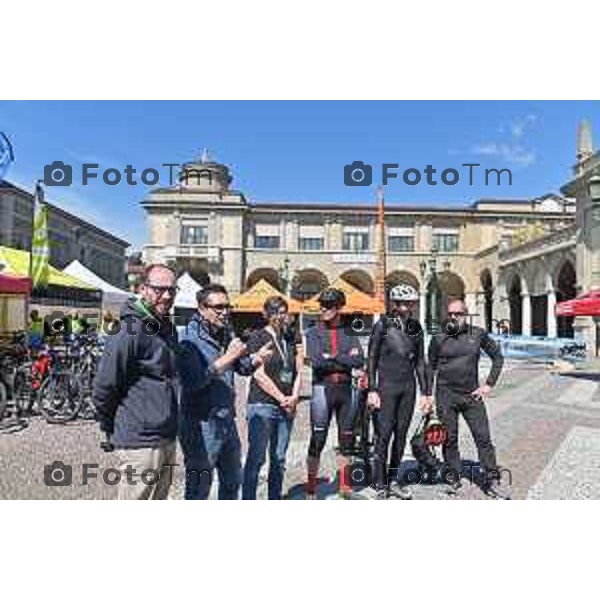 Foto Manzoni Tiziano/LaPresse 14-04-2023Bergamo Italia - Cronaca - Bergamo apertura della tre giorni dedicata all’e-bike al cicloturismo e alla mobilità elettrica guide di Archeologistics, i BikeUP 2023 da sx l\'assessore <Zenoni con il responsabile e le guide