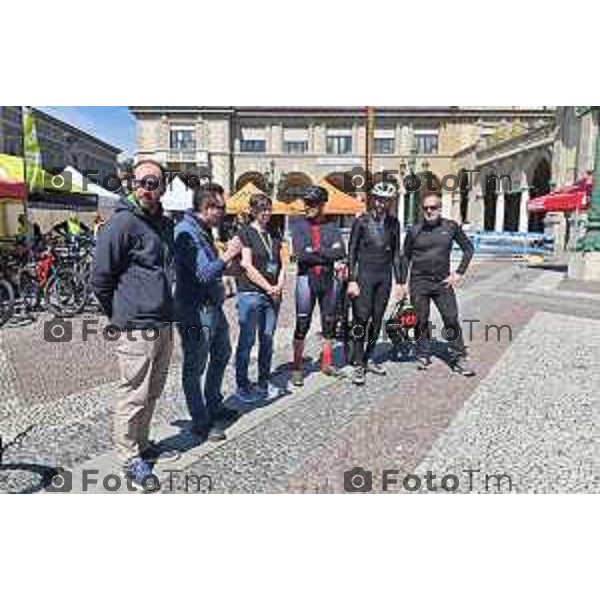 Foto Manzoni Tiziano/LaPresse 14-04-2023Bergamo Italia - Cronaca - Bergamo apertura della tre giorni dedicata all’e-bike al cicloturismo e alla mobilità elettrica guide di Archeologistics, i BikeUP 2023 da sx l\'assessore <Zenoni con il responsabile e le guide