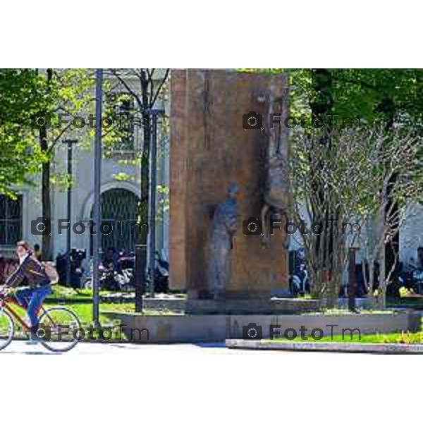 Foto Manzoni Tiziano/LaPresse 1-04-2023Bergamo Italia - Cronaca - Bergamo monumento manzu porta nuova sentierone