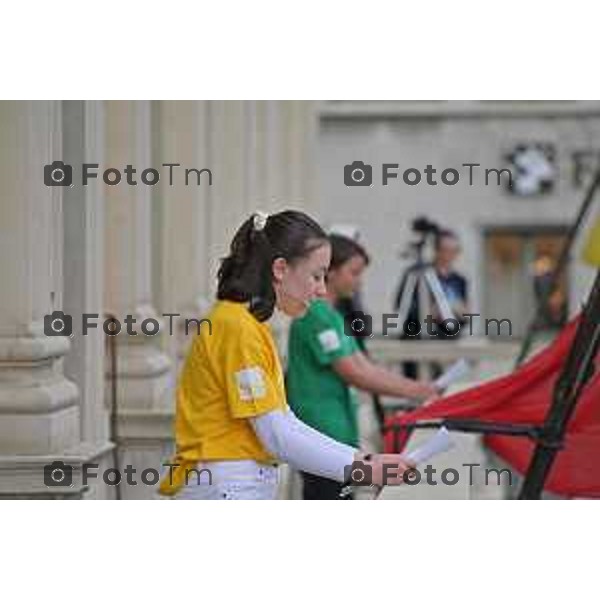 Foto Manzoni Tiziano/LaPresse 15-04-2023Bergamo Italia - Cronaca - Bergamo Evento finale del progetto "Pioverà Bellezza" piazza Giacomo Matteotti, di fronte al Comune di Bergamo, i partecipanti, circa 1000 ragazzi e ragazze dai 12 ai 14 anni, sotto un ombrello bianco, racconteranno storie, emozioni, pensieri su cosa si aspettano dal domani.