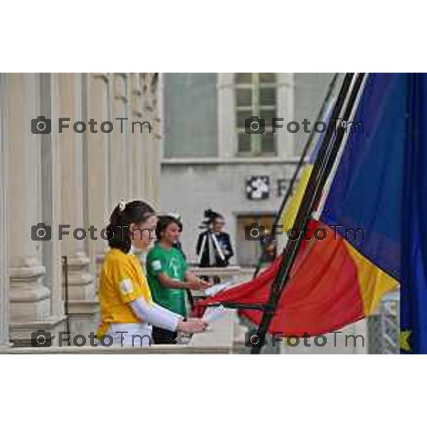 Foto Manzoni Tiziano/LaPresse 15-04-2023Bergamo Italia - Cronaca - Bergamo Evento finale del progetto "Pioverà Bellezza" piazza Giacomo Matteotti, di fronte al Comune di Bergamo, i partecipanti, circa 1000 ragazzi e ragazze dai 12 ai 14 anni, sotto un ombrello bianco, racconteranno storie, emozioni, pensieri su cosa si aspettano dal domani.