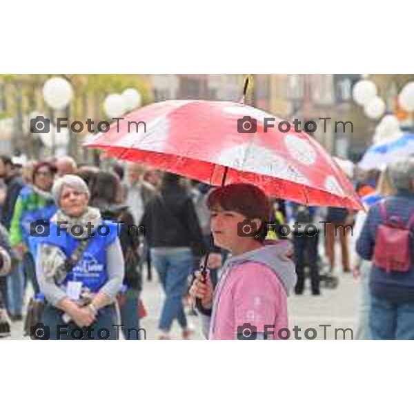 Foto Manzoni Tiziano/LaPresse 15-04-2023Bergamo Italia - Cronaca - Bergamo Evento finale del progetto "Pioverà Bellezza" piazza Giacomo Matteotti, di fronte al Comune di Bergamo, i partecipanti, circa 1000 ragazzi e ragazze dai 12 ai 14 anni, sotto un ombrello bianco, racconteranno storie, emozioni, pensieri su cosa si aspettano dal domani.