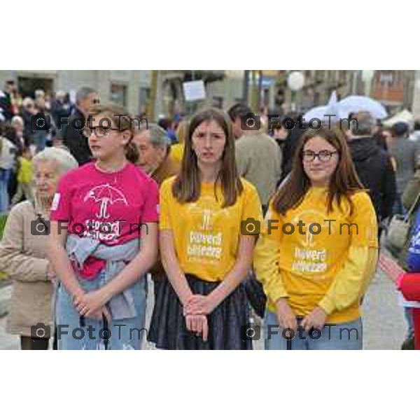 Foto Manzoni Tiziano/LaPresse 15-04-2023Bergamo Italia - Cronaca - Bergamo Evento finale del progetto "Pioverà Bellezza" piazza Giacomo Matteotti, di fronte al Comune di Bergamo, i partecipanti, circa 1000 ragazzi e ragazze dai 12 ai 14 anni, sotto un ombrello bianco, racconteranno storie, emozioni, pensieri su cosa si aspettano dal domani.