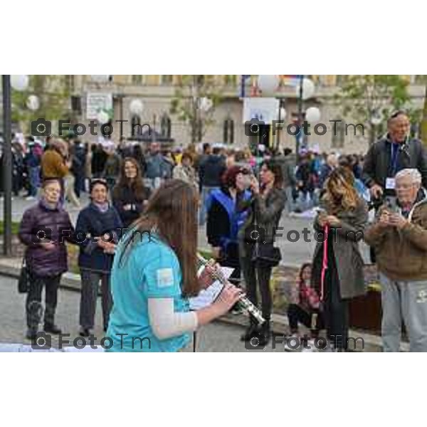 Foto Manzoni Tiziano/LaPresse 15-04-2023Bergamo Italia - Cronaca - Bergamo Evento finale del progetto "Pioverà Bellezza" piazza Giacomo Matteotti, di fronte al Comune di Bergamo, i partecipanti, circa 1000 ragazzi e ragazze dai 12 ai 14 anni, sotto un ombrello bianco, racconteranno storie, emozioni, pensieri su cosa si aspettano dal domani.