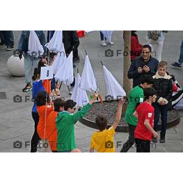 Foto Manzoni Tiziano/LaPresse 15-04-2023Bergamo Italia - Cronaca - Bergamo Evento finale del progetto "Pioverà Bellezza" piazza Giacomo Matteotti, di fronte al Comune di Bergamo, i partecipanti, circa 1000 ragazzi e ragazze dai 12 ai 14 anni, sotto un ombrello bianco, racconteranno storie, emozioni, pensieri su cosa si aspettano dal domani.