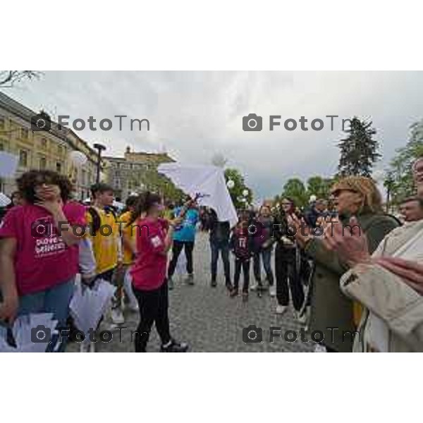 Foto Manzoni Tiziano/LaPresse 15-04-2023Bergamo Italia - Cronaca - Bergamo Evento finale del progetto "Pioverà Bellezza" piazza Giacomo Matteotti, di fronte al Comune di Bergamo, i partecipanti, circa 1000 ragazzi e ragazze dai 12 ai 14 anni, sotto un ombrello bianco, racconteranno storie, emozioni, pensieri su cosa si aspettano dal domani.