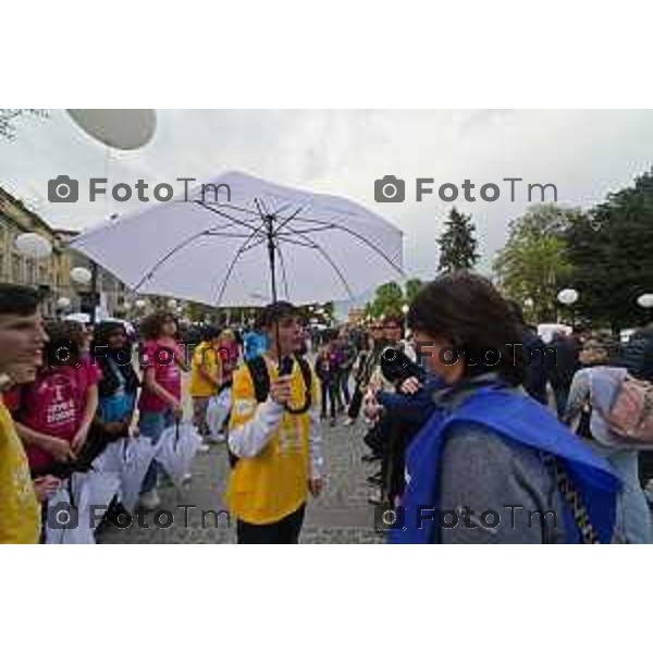 Foto Manzoni Tiziano/LaPresse 15-04-2023Bergamo Italia - Cronaca - Bergamo Evento finale del progetto "Pioverà Bellezza" piazza Giacomo Matteotti, di fronte al Comune di Bergamo, i partecipanti, circa 1000 ragazzi e ragazze dai 12 ai 14 anni, sotto un ombrello bianco, racconteranno storie, emozioni, pensieri su cosa si aspettano dal domani.