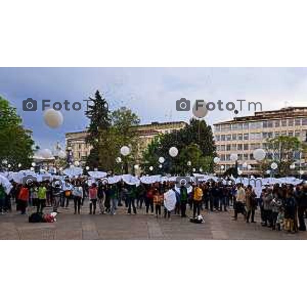 Foto Manzoni Tiziano/LaPresse 15-04-2023Bergamo Italia - Cronaca - Bergamo Evento finale del progetto "Pioverà Bellezza" piazza Giacomo Matteotti, di fronte al Comune di Bergamo, i partecipanti, circa 1000 ragazzi e ragazze dai 12 ai 14 anni, sotto un ombrello bianco, racconteranno storie, emozioni, pensieri su cosa si aspettano dal domani.