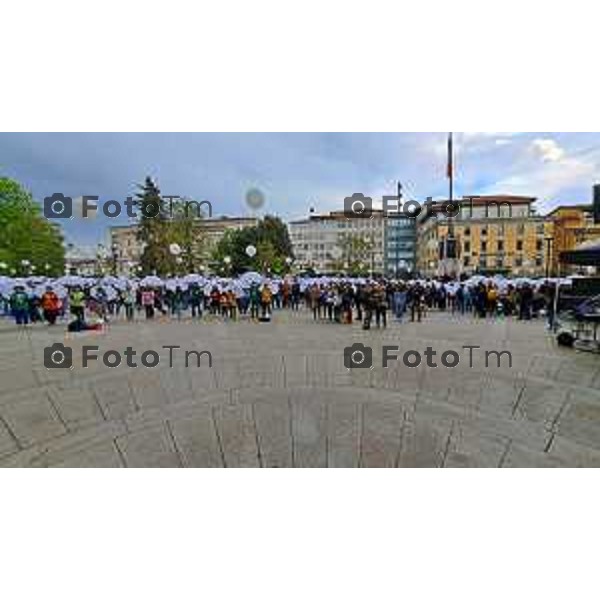 Foto Manzoni Tiziano/LaPresse 15-04-2023Bergamo Italia - Cronaca - Bergamo Evento finale del progetto "Pioverà Bellezza" piazza Giacomo Matteotti, di fronte al Comune di Bergamo, i partecipanti, circa 1000 ragazzi e ragazze dai 12 ai 14 anni, sotto un ombrello bianco, racconteranno storie, emozioni, pensieri su cosa si aspettano dal domani.