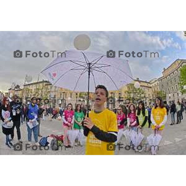 Foto Manzoni Tiziano/LaPresse 15-04-2023Bergamo Italia - Cronaca - Bergamo Evento finale del progetto "Pioverà Bellezza" piazza Giacomo Matteotti, di fronte al Comune di Bergamo, i partecipanti, circa 1000 ragazzi e ragazze dai 12 ai 14 anni, sotto un ombrello bianco, racconteranno storie, emozioni, pensieri su cosa si aspettano dal domani.