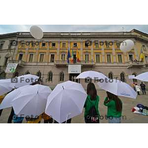 Foto Manzoni Tiziano/LaPresse 15-04-2023Bergamo Italia - Cronaca - Bergamo Evento finale del progetto "Pioverà Bellezza" piazza Giacomo Matteotti, di fronte al Comune di Bergamo, i partecipanti, circa 1000 ragazzi e ragazze dai 12 ai 14 anni, sotto un ombrello bianco, racconteranno storie, emozioni, pensieri su cosa si aspettano dal domani.