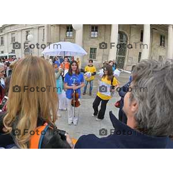 Foto Manzoni Tiziano/LaPresse 15-04-2023Bergamo Italia - Cronaca - Bergamo Evento finale del progetto "Pioverà Bellezza" piazza Giacomo Matteotti, di fronte al Comune di Bergamo, i partecipanti, circa 1000 ragazzi e ragazze dai 12 ai 14 anni, sotto un ombrello bianco, racconteranno storie, emozioni, pensieri su cosa si aspettano dal domani.