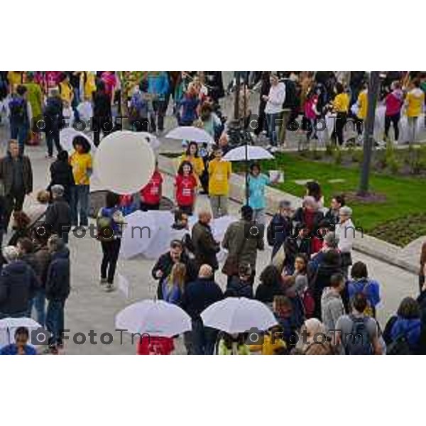 Foto Manzoni Tiziano/LaPresse 15-04-2023Bergamo Italia - Cronaca - Bergamo Evento finale del progetto "Pioverà Bellezza" piazza Giacomo Matteotti, di fronte al Comune di Bergamo, i partecipanti, circa 1000 ragazzi e ragazze dai 12 ai 14 anni, sotto un ombrello bianco, racconteranno storie, emozioni, pensieri su cosa si aspettano dal domani.