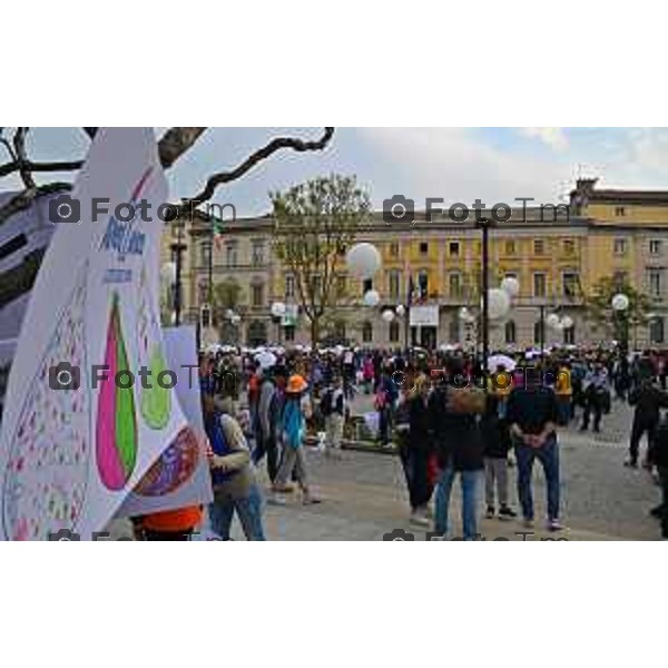 Foto Manzoni Tiziano/LaPresse 15-04-2023Bergamo Italia - Cronaca - Bergamo Evento finale del progetto "Pioverà Bellezza" piazza Giacomo Matteotti, di fronte al Comune di Bergamo, i partecipanti, circa 1000 ragazzi e ragazze dai 12 ai 14 anni, sotto un ombrello bianco, racconteranno storie, emozioni, pensieri su cosa si aspettano dal domani.