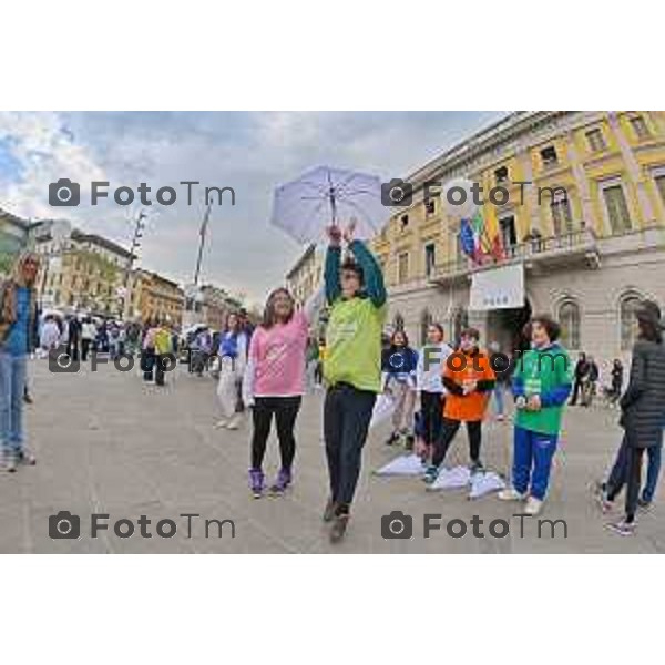 Foto Manzoni Tiziano/LaPresse 15-04-2023Bergamo Italia - Cronaca - Bergamo Evento finale del progetto "Pioverà Bellezza" piazza Giacomo Matteotti, di fronte al Comune di Bergamo, i partecipanti, circa 1000 ragazzi e ragazze dai 12 ai 14 anni, sotto un ombrello bianco, racconteranno storie, emozioni, pensieri su cosa si aspettano dal domani.