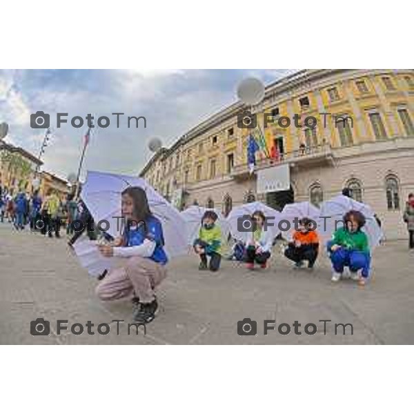 Foto Manzoni Tiziano/LaPresse 15-04-2023Bergamo Italia - Cronaca - Bergamo Evento finale del progetto "Pioverà Bellezza" piazza Giacomo Matteotti, di fronte al Comune di Bergamo, i partecipanti, circa 1000 ragazzi e ragazze dai 12 ai 14 anni, sotto un ombrello bianco, racconteranno storie, emozioni, pensieri su cosa si aspettano dal domani.