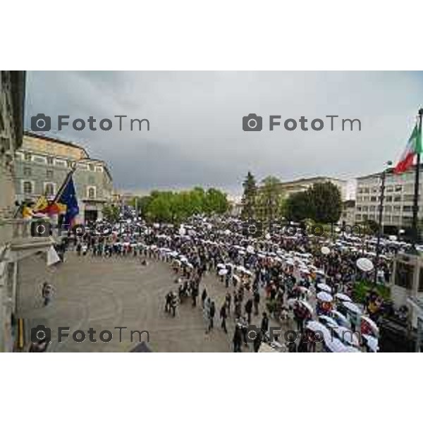 Foto Manzoni Tiziano/LaPresse 15-04-2023Bergamo Italia - Cronaca - Bergamo Evento finale del progetto "Pioverà Bellezza" piazza Giacomo Matteotti, di fronte al Comune di Bergamo, i partecipanti, circa 1000 ragazzi e ragazze dai 12 ai 14 anni, sotto un ombrello bianco, racconteranno storie, emozioni, pensieri su cosa si aspettano dal domani.