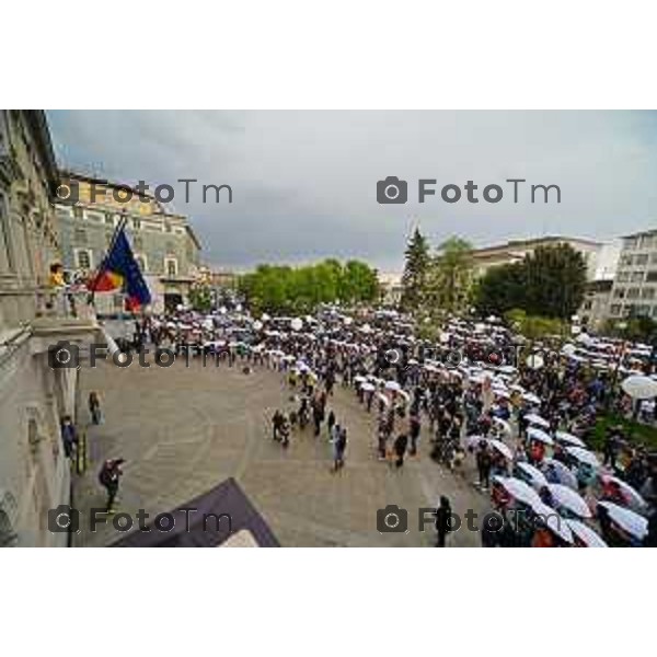 Foto Manzoni Tiziano/LaPresse 15-04-2023Bergamo Italia - Cronaca - Bergamo Evento finale del progetto "Pioverà Bellezza" piazza Giacomo Matteotti, di fronte al Comune di Bergamo, i partecipanti, circa 1000 ragazzi e ragazze dai 12 ai 14 anni, sotto un ombrello bianco, racconteranno storie, emozioni, pensieri su cosa si aspettano dal domani.