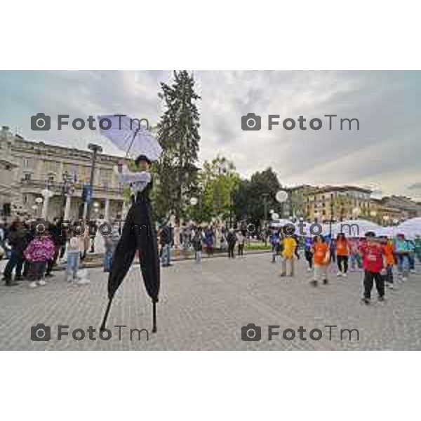 Foto Manzoni Tiziano/LaPresse 15-04-2023Bergamo Italia - Cronaca - Bergamo Evento finale del progetto "Pioverà Bellezza" piazza Giacomo Matteotti, di fronte al Comune di Bergamo, i partecipanti, circa 1000 ragazzi e ragazze dai 12 ai 14 anni, sotto un ombrello bianco, racconteranno storie, emozioni, pensieri su cosa si aspettano dal domani.